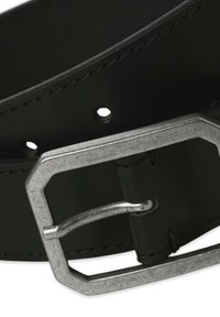 Schwarzer Ledergürtel mit einer rechteckigen Gürtelschnalle aus silberfarbenem Metall, sichtbaren Löchern und einer Naht entlang der Kanten.