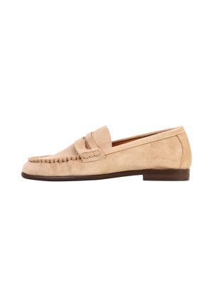 Mocassin beige en daim avec coutures mocassin, petit talon empilé et détail de sangle sur le dessus, présenté de profil latéral.