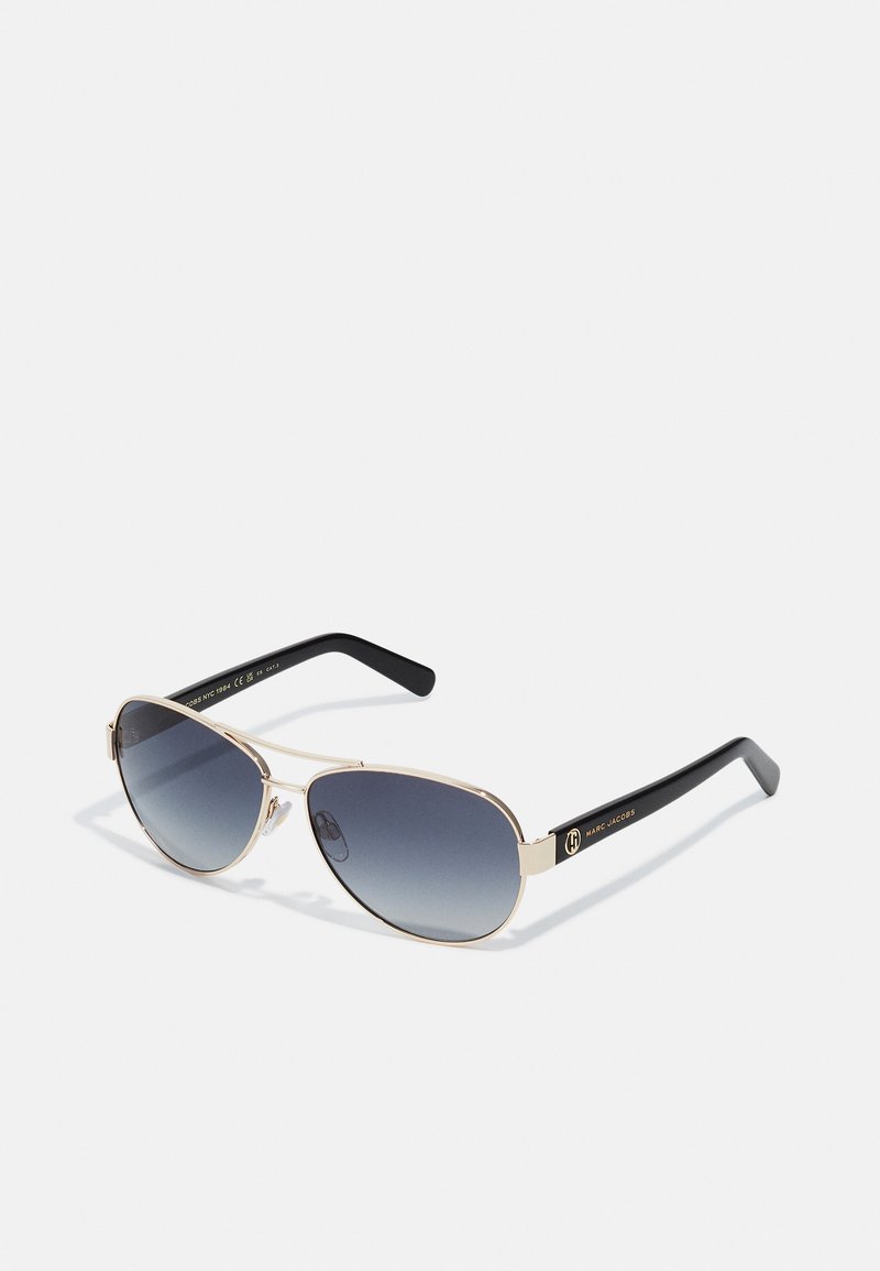 Sonnenbrille mit goldfarbenem Rahmen in Aviator-Form, mit grauen Verlaufslinsen und schwarzen Kunststoffbügeln, die auf der Außenseite ein Logo tragen.
