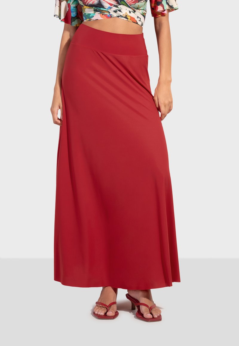 Červená maxi sukně vyrobená z lehké látky, s širokým páskem a splývavým designem. Vyznačuje se hladkou texturou a jemným drapováním.