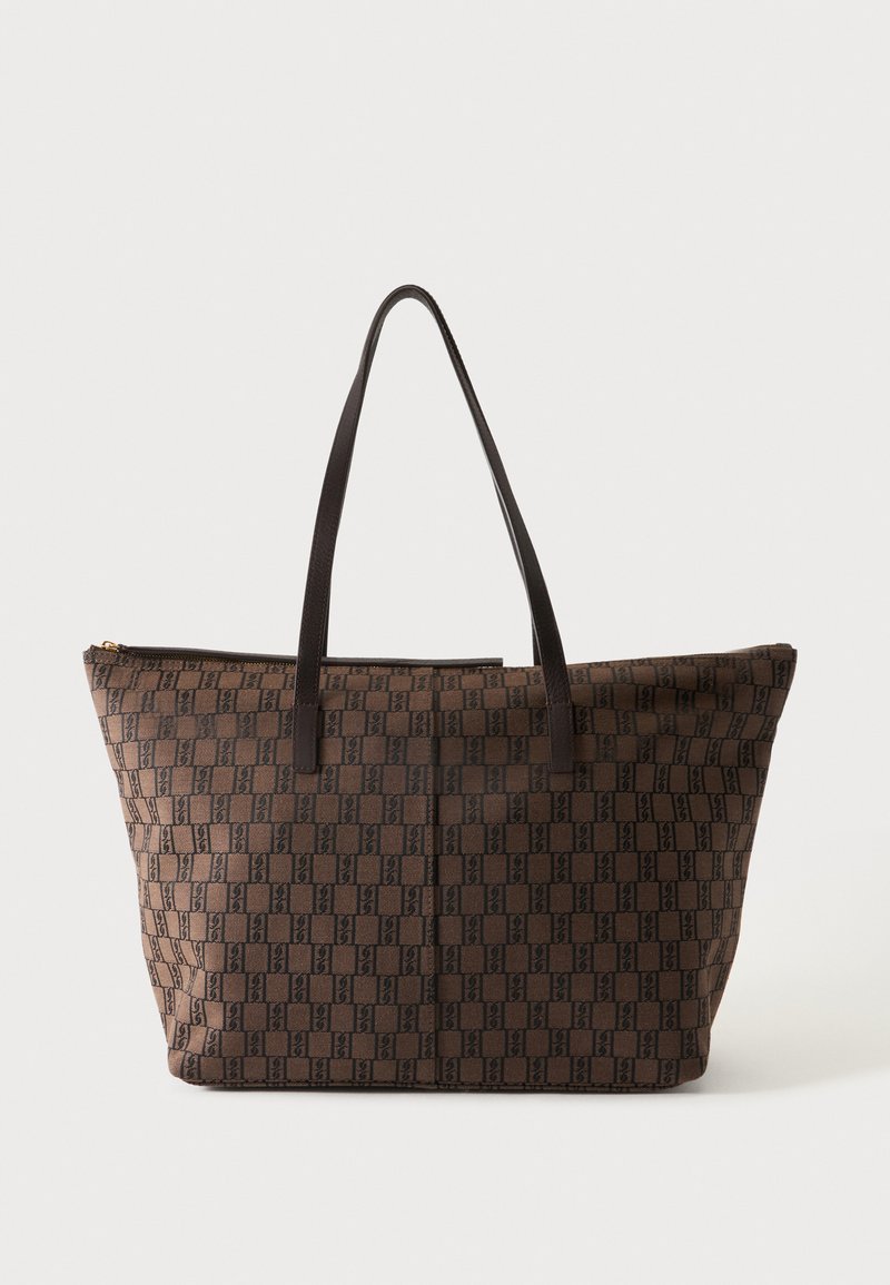 Sac cabas marron avec motif en damier foncé et fines bretelles d'épaule foncées, forme rectangulaire avec fermeture éclair sur le dessus.