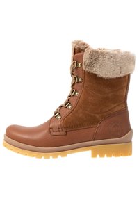 Botas marrones con cordones y un cuello de piel sintética, fabricadas en ante y cuero, con suela resistente y detalles de metal.