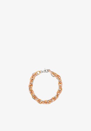 Pulsera de cadena gruesa en tonos metálicos mixtos; presenta eslabones entrelazados en oro rosa y plata con cierre de langosta. Textura suave.