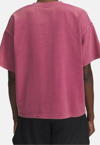 Blekt rosa oversize T-shirt i bomullsblandning, med korta ärmar och rund halsringning. Texturerad tyg med en lös siluett.