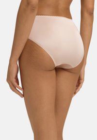 Höga midjebyxor i ljusrosa med en mjuk satintextur, med mjuka kanter och en lätt lyster på tyget.