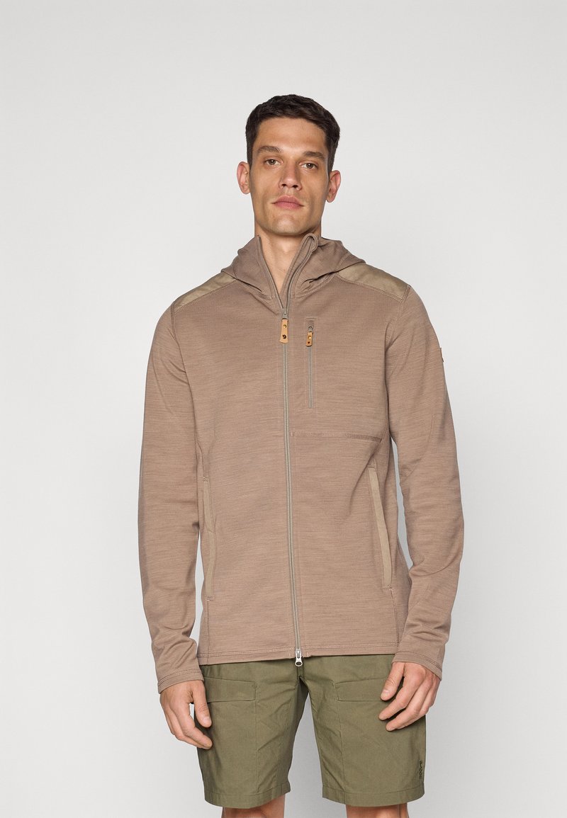Giacca cappotto zip-up color marrone chiaro con cappuccio, caratterizzata da accenti beige sulle spalle e due tasche frontali. Realizzata in un materiale texture.