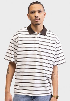 Weiß gestreiftes Poloshirt mit braunem Kragen, kurzen Ärmeln und lockerer Passform. Verfügt über horizontale braune Streifen über den Körper.