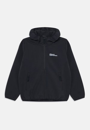 Jachetă neagră din softshell, cu fermoar frontal, glugă și două buzunare laterale. Prezintă un mic logo alb pe piept. Textură netedă și design elegant.