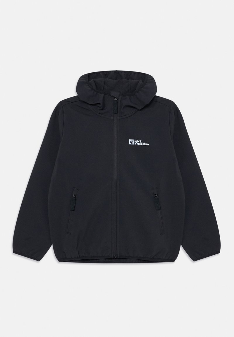 Schwarze Softshelljacke mit Reißverschluss auf der Vorderseite, Kapuze und zwei Seitentaschen. Sie verfügt über ein kleines weißes Logo auf der Brust. Glatte Textur und elegantes Design.