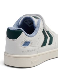 Biały sneaker z zielonymi i niebieskimi akcentami, teksturowana cholewka ze sztucznej skóry, jasnoniebieska siateczkowa obwódka oraz gumowa podeszwa. Napis „ST. POWER PLAY” na boku.