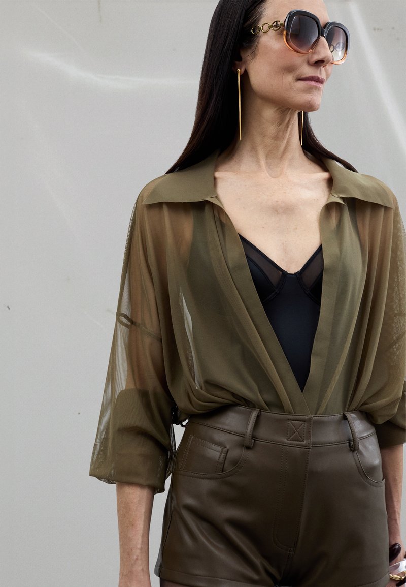 Norma Kamali SUPER OVERSIZED BOYFRIEND - Blúzka so zapínaním na gombíky - mushroom