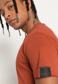 Replay T-shirt básica - metallic red