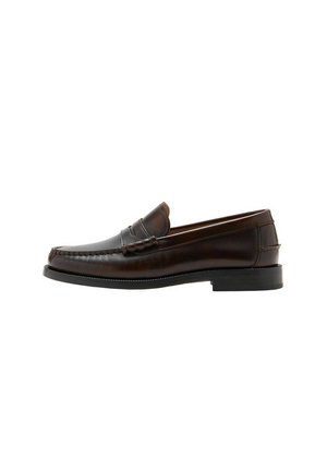 Donkerbruine leren penny loafer met gestikte moc-toe, lage hak en gladde afwerking, zijaanzicht op witte achtergrond.