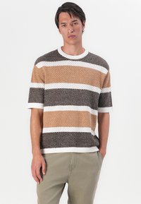 Maglione a maniche corte lavorato a maglia con strisce orizzontali nei toni del marrone, marrone chiaro e bianco, presenta un colletto rotondo e un orlo a coste.