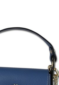 Navyblauwe leren handtas met een gladde textuur, een korte schouderband en accenten van goudkleurig metaal bij de sluiting.