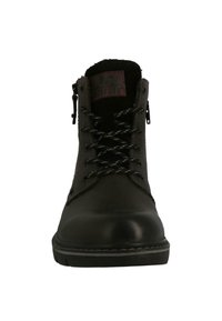 Černé kožené kotníkové boty s kulatou špičkou, texturovaným povrchem, černobílými tkaničkami a bočními zipy pro snadné obouvání.