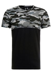 Baumwoll-T-Shirt mit einem Camouflage-Muster in Grau und Schwarz im oberen Bereich, schwarzem, einfarbigem unteren Teil und einem markierten Gummiband am Saum.