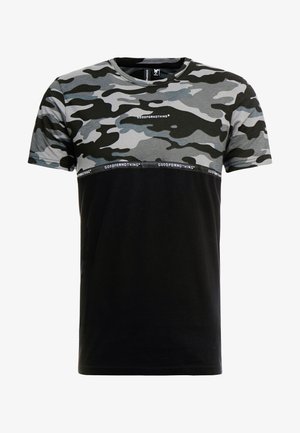 Cotton t-shirt featuring a camo pattern in gray and black on the top half, solid black bottom, and a branded elastic band along the hem.