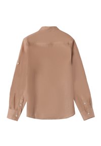 Camicia a maniche lunghe in morbido tessuto beige, con una superficie liscia, colletto classico e polsini con bottoni rotondi.