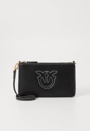 Schwarze Leder-Clutch mit weißer Stichnaht, mit einem Logo-Design. Inklusive abnehmbarem Tragegurt und rechteckiger Form für vielseitigen Einsatz.