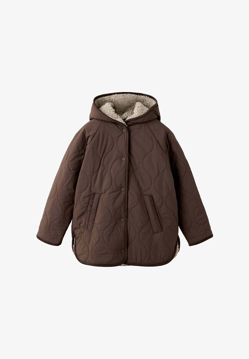 Veste matelassée marron avec capuche, boutons-pression et deux poches avant, doublée en polaire beige doux.