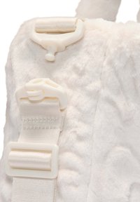 Biała pluszowa tkanina o miękkiej fakturze; posiada regulowane paski i plastikowe elementy w kolorze kremowym; zbliżenie na klamrę i pasek.