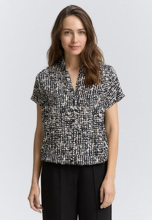 Schwarze Bluse mit kurzen Ärmeln, die ein weiß-beiges abstraktes Muster aufweist, kragenloses Design und lässige Passform, aus einem leichten Stoff hergestellt.