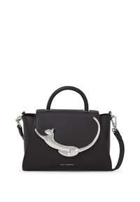 Schwarze Lederhandtasche mit strukturiertem Design, ausgestattet mit einem silbernen Katzenakzent auf der Vorderseite. Beinhaltet einen oberen Griff und einen abnehmbaren Schulterriemen.