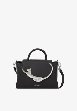 Borsa a mano in pelle nera con design strutturato, caratterizzata da un accento di gatto argentato sul davanti. Include un manico superiore e una tracolla removibile.