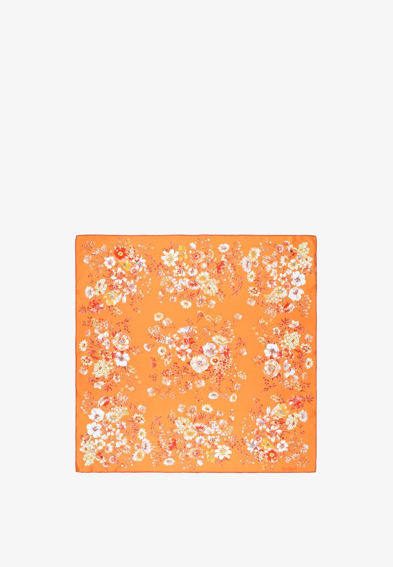 Foulard en soie orange avec un motif floral présentant des fleurs blanches, roses et rouges, sur un fond orange vif. Texture lisse.