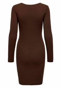 Robe moulante marron côtelée avec manches longues et col montant, silhouette ajustée, texture lisse, et longueur mi-cuisse.