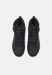 Schwarze Wanderschuhe mit strukturiertem Obermaterial, gepolstertem Kragen und blauen Akzent-Schnürsenkeln. Verfügt über eine robuste Sohle und eine verstärkte Zehenkappe.
