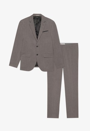 Completo grigio a due pezzi realizzato in tessuto testurizzato. Giacca su misura con due tasche frontali, bottoni neri e interni foderati in satin. Inclusi anche i pantaloni.