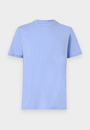 T-shirt a maniche corte di colore azzurro chiaro con scollo rotondo e design semplice, mostrata distesa su uno sfondo bianco.