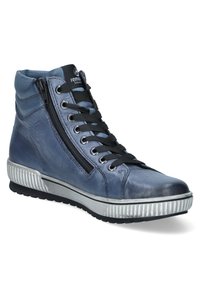Baskets montantes avec tige en cuir bleu, lacets noirs, fermeture éclair sur le côté et semelle en caoutchouc texturée argentée. Comprend un col rembourré et une languette renforcée.