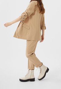 Stradivarius Pitkä takki - beige