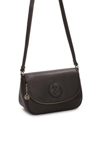 Borsa a tracolla in pelle marrone con forma arrotondata, chiusura a patta, logo impresso, cerniera dorata e tracolla regolabile.