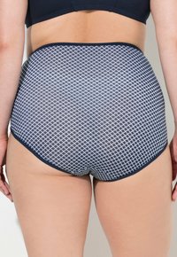 Majtki w kolorze granatowym i białym, z wysokim stanem, o gładkim wykończeniu, z solidnym pasem i subtelnym wzorem teksturowym.