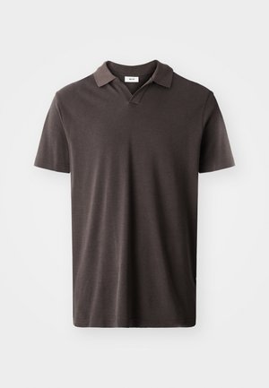 Polo shirt à manches courtes de couleur marron foncé, avec un col classique et un tissu texturé subtil, une finition droite et un design minimaliste.