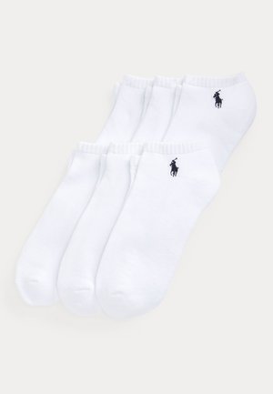 Seši balti potīšu zeķu pāri ar mazu melnu polo spēlētāja logotipu uz katras, sakārtoti divās kārtās pārklājoties uz gaiša fona.