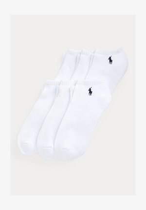 Seši balti potīšu zeķu pāri ar mazu melnu polo spēlētāja logotipu uz katras, sakārtoti divās kārtās pārklājoties uz gaiša fona.