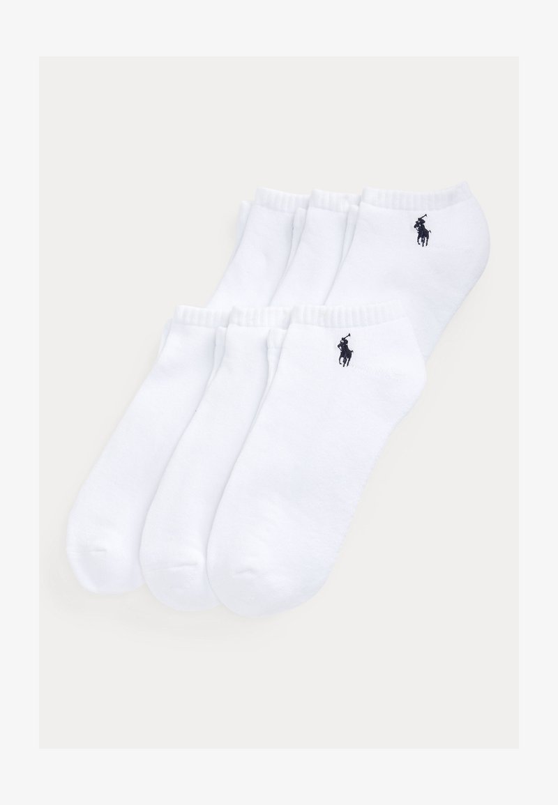 Sada šesti bílých kotníkových ponožek s malým černým logem hráče pola na každé, uspořádaných ve dvou přehledných překrývajících se řadách na světlém pozadí.