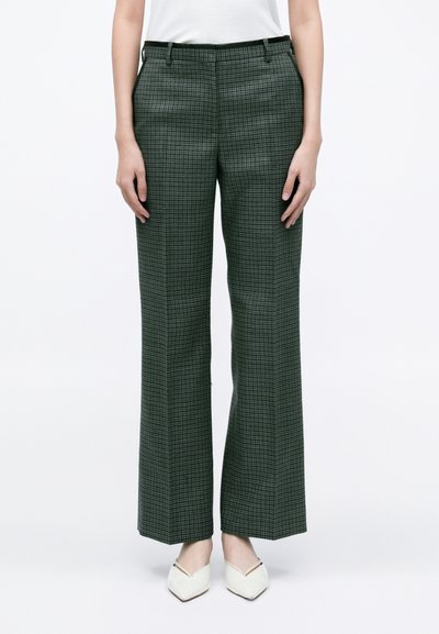 Pantalons verts à motif à carreaux avec une coupe ajustée. Dotés d'une taille noire et de jambes larges et droites. Fabriqués en tissu texturé.