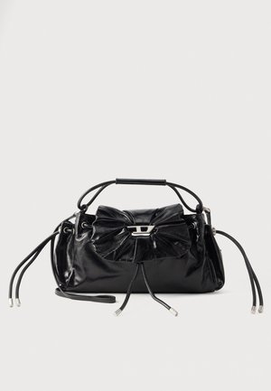 Bolso de mano de piel negra brillante con asa superior, detalle de lazo fruncido, cierre plateado y cordones largos.