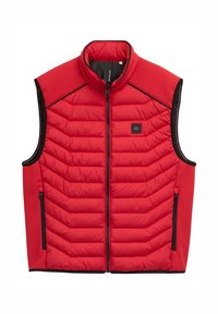 Rotes isoliertes Weste mit hohem Kragen, gestepptem Design und Reißverschlusstaschen. Schwarze Zierstreifen entlang der Kanten. Glatte Textur.