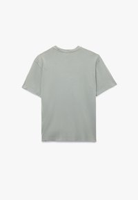 Lichtgrijze, T-shirt met korte mouwen van zachte katoen. Ronde hals, relaxte pasvorm, minimale stiksels zichtbaar op de randen, geen patronen of accenten.