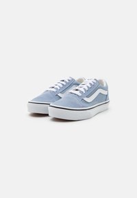 Sneakers in tela azzurro chiaro con accenti bianchi, punta rotonda, design con lacci e suola testurizzata con bordi neri.