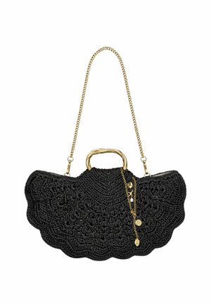 Borsa a tracolla nera lavorata a crochet con bordi smerlati, manico dorato intrecciato, tracolla a catena e ciondoli decorativi dorati su sfondo bianco.