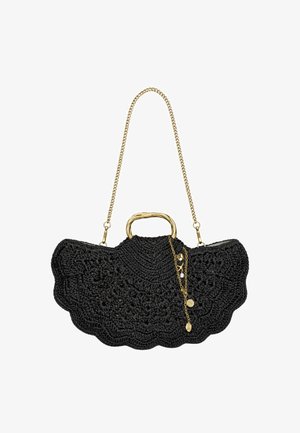 Borsa a tracolla nera lavorata a crochet con bordi smerlati, manico dorato intrecciato, tracolla a catena e ciondoli decorativi dorati su sfondo bianco.