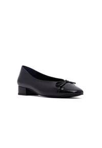 Ballerine nere con punta tonda e tacco basso. Realizzate in pelle liscia con un fiocchetto decorativo sulla punta.